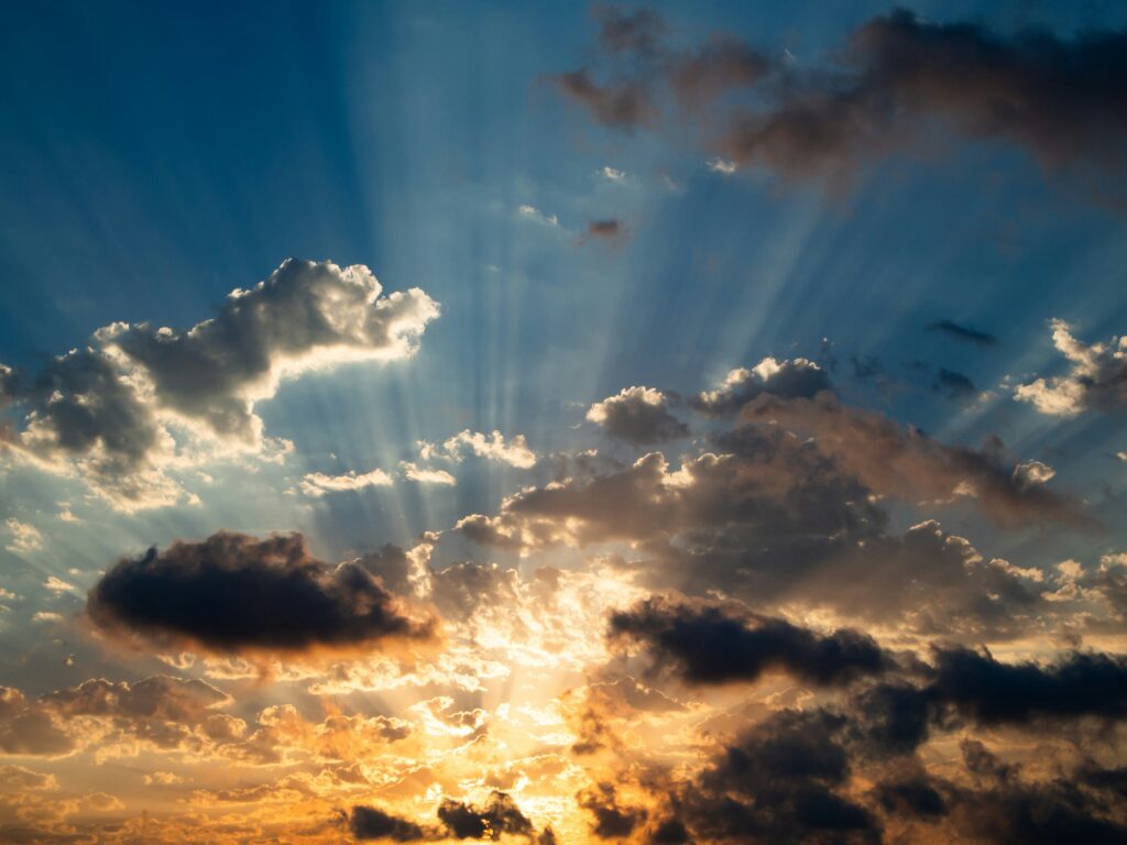 Sonnenstrahlen durch Wolken - Symbol für Hoffnung und Gottes Gegenwart