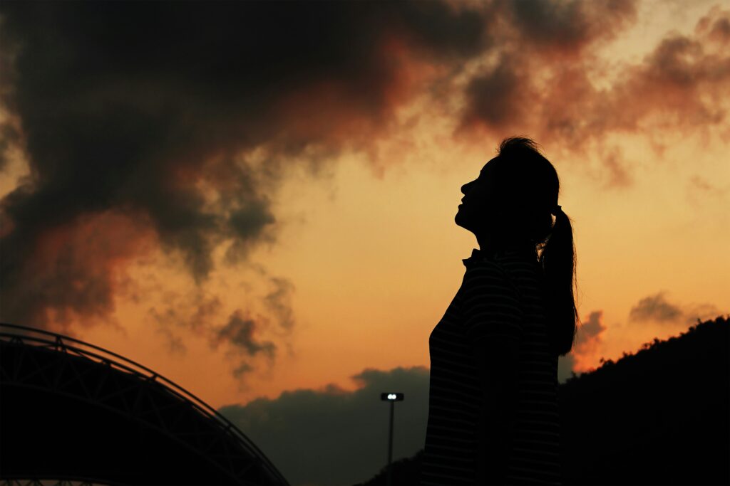 Silhouette d’une personne en prière – prière et confiance en Dieu