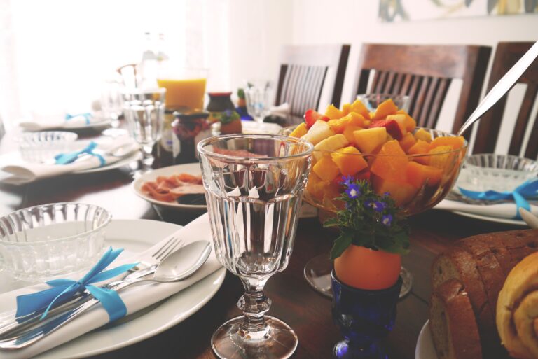 Table dressée pour un repas familial avec une corbeille de fruits et du pain